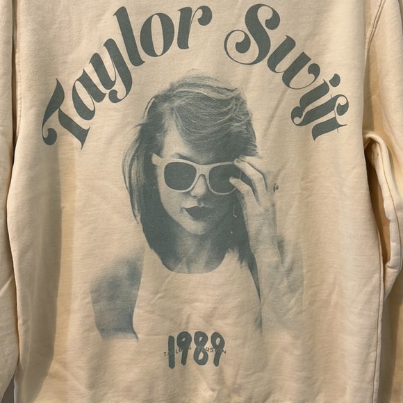 Taylor Swift 1989 Sweatshirt Yellow Medium New - Picture 3 of 6